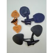 Застежка на навесную пуговицу пришитая на шнурок  к кожаной пластине