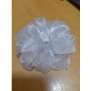 Бант-цветок белый из органзы на резинке 12-15см.