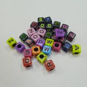 Бусина кубик 7мм. с написанной буквой латинского алфавита